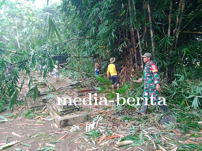 Menjelang Ramadan Babinsa dan Masyarakat Kerja Bakti Bersih-bersih Makam