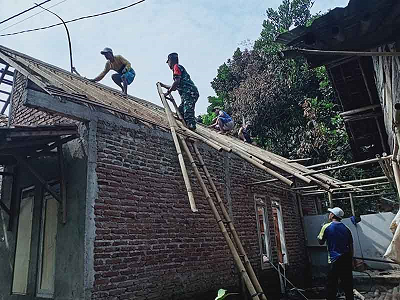 Babinsa Bersama Warga Lakukan Kerja Bhakti untuk Perbaiki Rumah