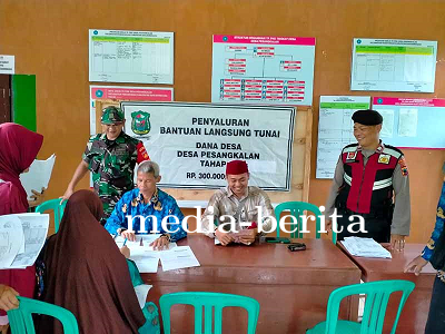 Babinsa Bersama Bhabinkamtibmas Melaksanakan Pemantauan Kegiatan Penyaluran BLT DD