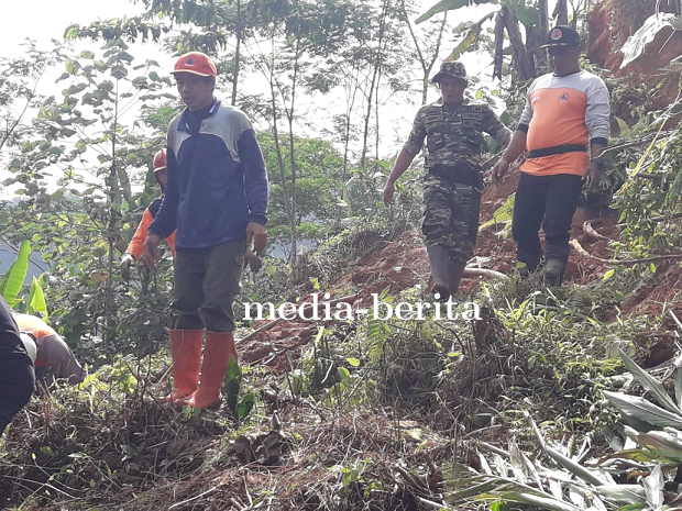 Danramil 04/Karangkobar Bersama Babinsa dan Polsek Bersihkan Longsoran Tebing