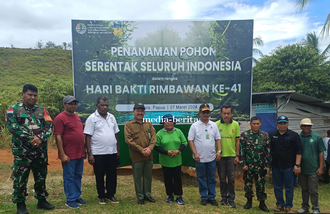 Babinsa Sentani dan Tenaga Ahli Gubernur Papua Bersatu untuk Kehijauan Sentani