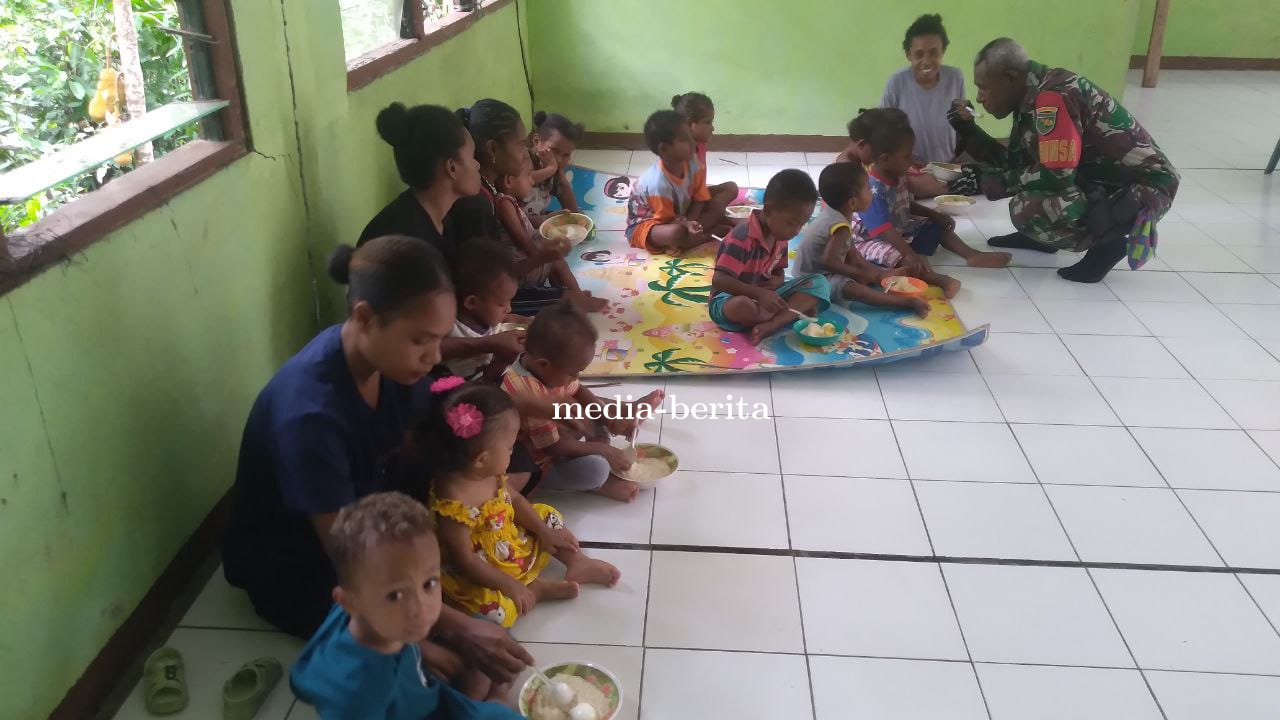 Wujudkan Generasi Anak Sehat Babinsa Depapre Galakkan Program Makanan Tambahan 
