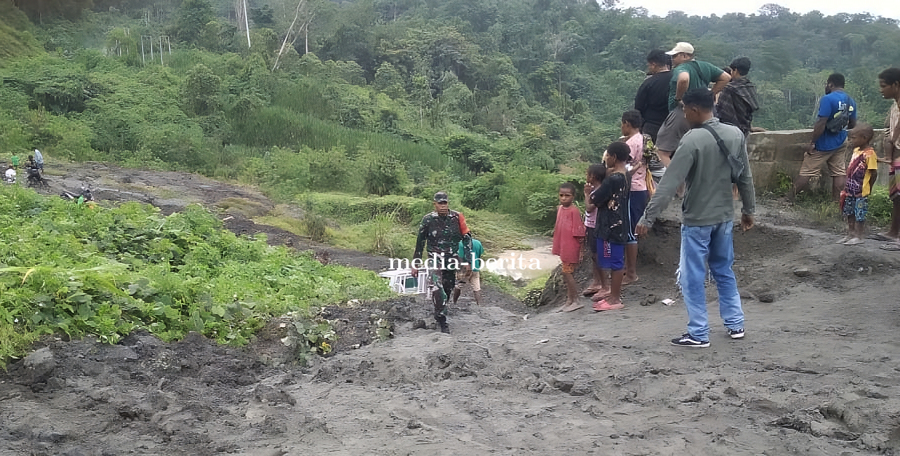 Jalan Trans Papua Tertutup Longsor, Koramil Waris Sigap Upayakan Percepatan Penanganan Bencana