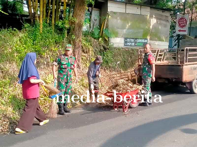 Babinsa Koramil 14Madukara Bersama Warga Melakukan Karya Bakti Pembersihan Jalan dan Gorong-gorong