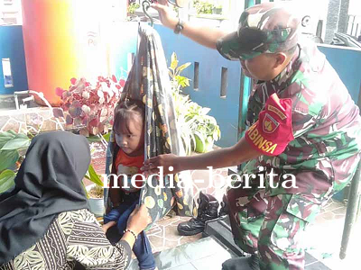 Babinsa Dampingi Petugas Berikan Layanan Posyandu untuk Cegah Stunting