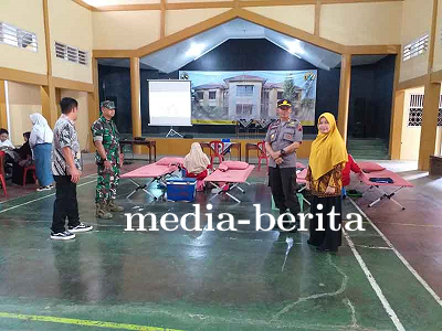 Partisipasi Babinsa dalam Kegiatan Pendampingan Donor Darah di SMA Negeri 1 Karangkobar