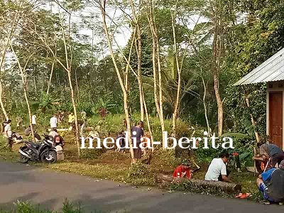 Kerja Bakti Gotong Royong: Babinsa Bersama Warga Bersihkan Tempat Pemakaman Umum