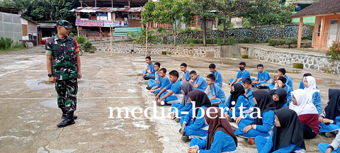 Babinsa Berikan Latihan Dasar Kepemimpinan Siswa Kepada Pengurus OSIS