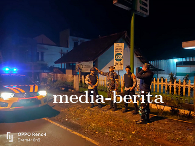 Patroli malam ini rutin dilakukan untuk menciptakan keamanan
