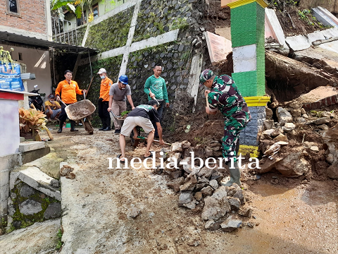 Kerja Bakti Pembersihan Material Longsoran Talud Menutup Jalan