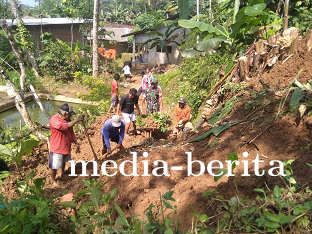Pembersihan Tanah Longsor Dusun Siwalan