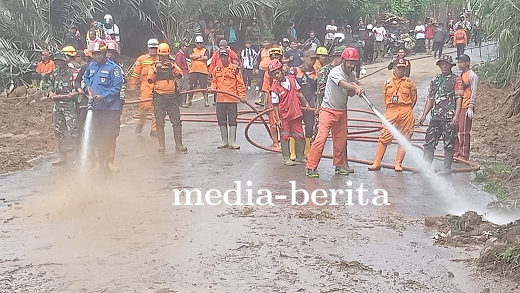 Akibat Hujan Deras Tebing Longsor Menutup Jalan Provinsi Banjarnegara-Pekalongan 