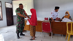 Pastikan Lancar dan Tepat Sasaran Babinsa Pantau Penyaluran BLT DD