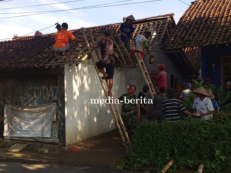 Babinsa dan Warga Bergotong-Royong Renovasi Rumah Warga di Desa Bantarwaru