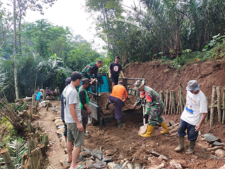 Babinsa Sigap Bantu Warga Binaan Buka Jalan Baru Akibat Pergerakan Tanah di Banjarnegara