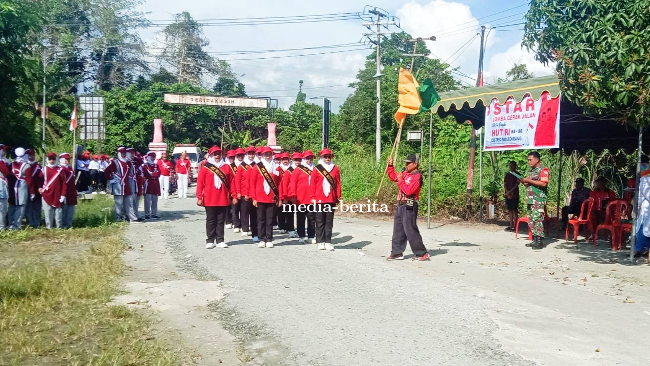 Semarak Kemerdekaan HUT RI: Danramil Nimboran Bersama Kadistrik Pimpin Start Lomba Gerak Jalan 