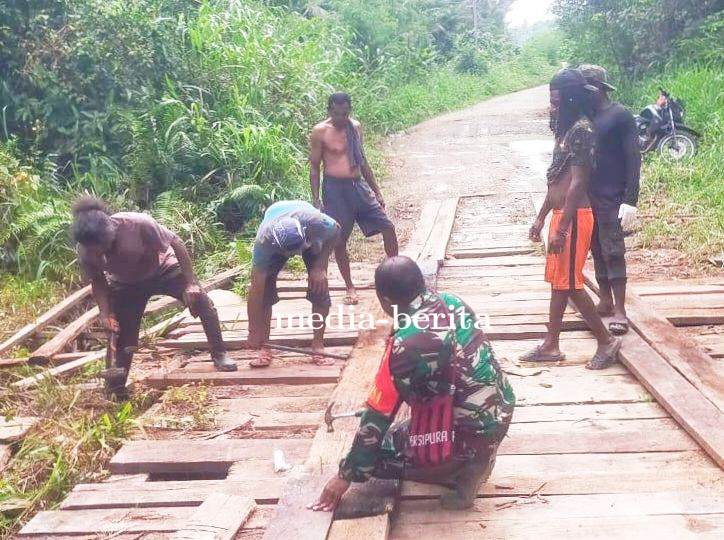 Peduli Masyarakat, Babinsa Kaureh Bersama PT. Moderen Perbaiki Jembatan