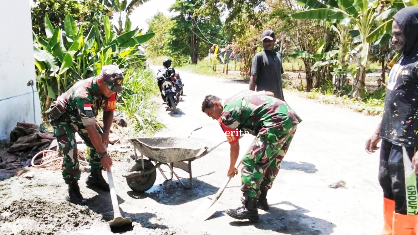 Babinsa Sentani Dorong Semangat Gotong-royong Warga dalam Pengecoran Jalan dan Pembuatan Parit