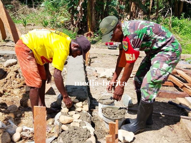 Babinsa Web Bantu Bangun Rumah Warga Binaan Kampung Umuaf
