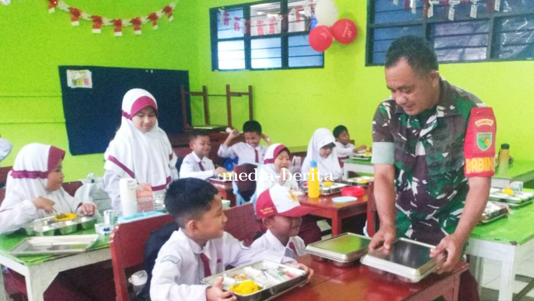 Dukung Generasi Sehat dan Cerdas, Babinsa Kodim Jayapura Kawal Program Pemberian Makan Bergizi