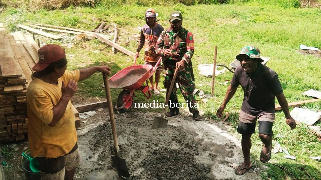 Bakti Teritorial Prima: Babinsa Koramil Senggi Bersama Warga Bangun Ruang Kelas Tambahan SMK YPK