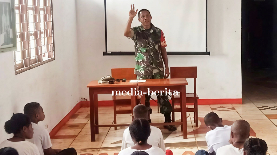 Bangun Karakter, Babinsa Depapre Ingatkan Pelajar untuk Teladani Pahlawan