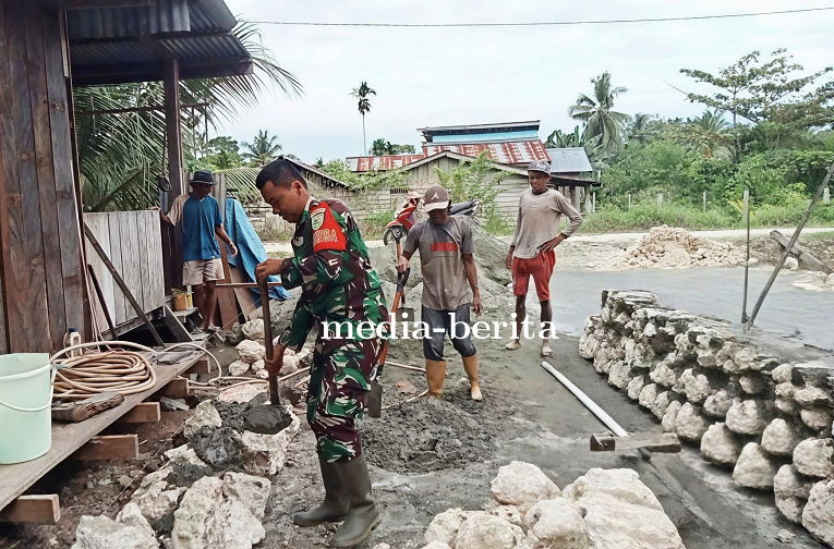 Babinsa Skanto Turun Tangan Bantu Warga Bangun Rumah