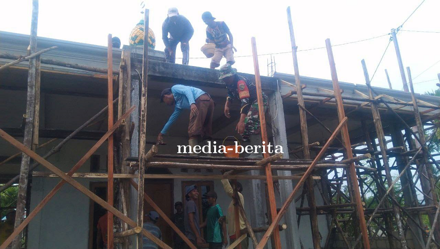 Babinsa Koramil Skanto Gotong Royong Pengecoran Teras Mushola