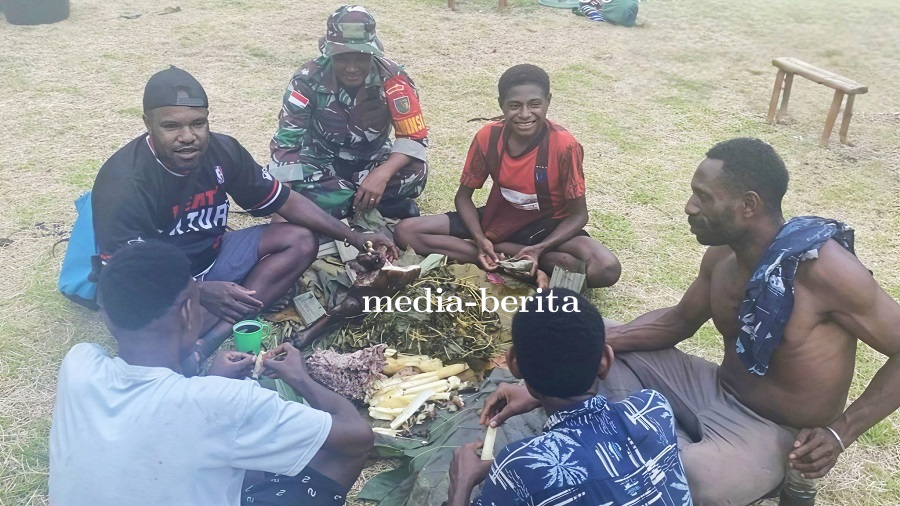 Harmoni Natal, Babinsa Airu Hadiri Tradisi Bakar Batu Perayaan Natal Suku Lani dan Wati