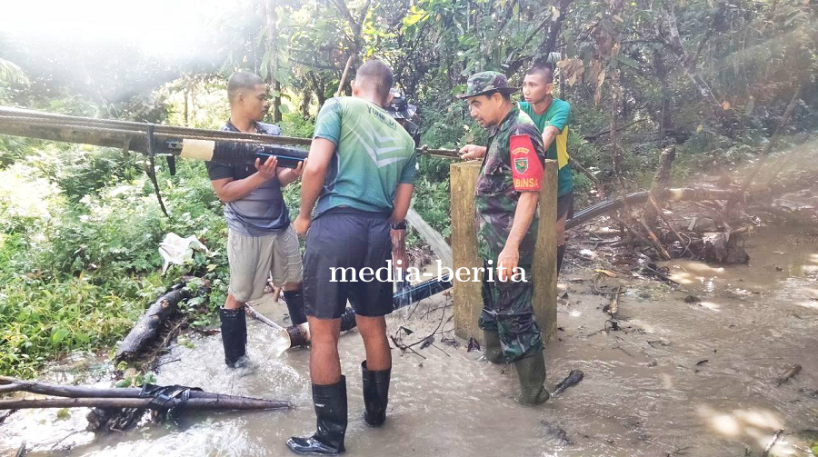 Atasi Krisis Air Bersih, TNI dan Warga Perbaiki Pipa di Kampung Umuaf