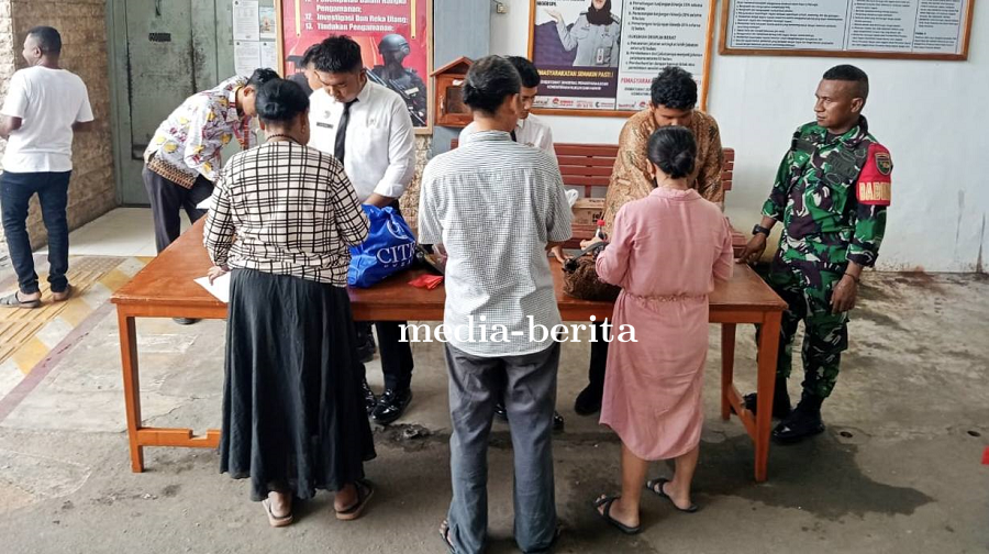 Momen Natal, Babinsa Kawal Keamanan Kunjungan Keluarga ke Lapas Abepura