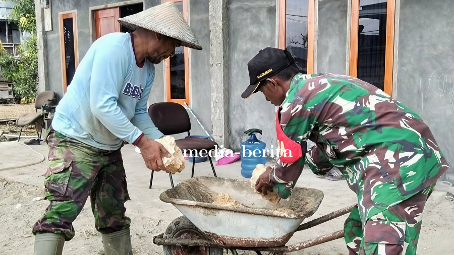 Babinsa Skanto Gotong Royong Bersama Warga Bangun Talud