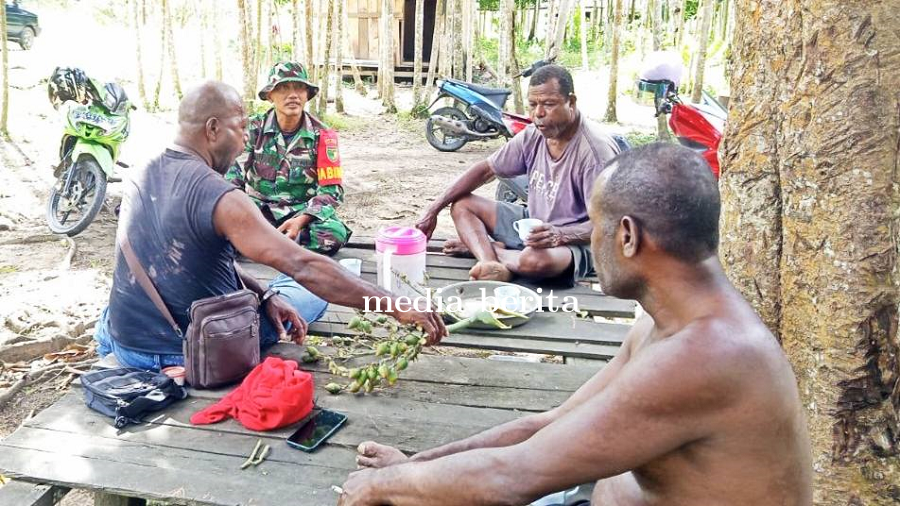 Sambangi Warga, Babinsa Ajak Masyarakat Jaga Keamanan dan Jauhi Miras