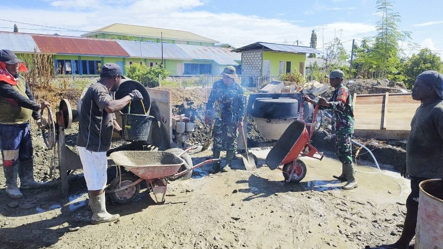 TNI Hadir untuk Semua, Babinsa Skanto Bersama Jemaat Gotong Royong Bangun Gereja GKI Solagratia