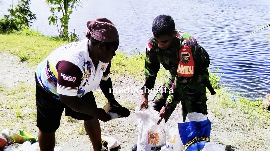 Babinsa Sentani Bantu Warga Siapkan Material Talut di Kampung Ifar Besar
