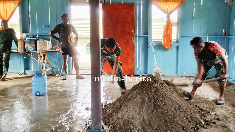 Akrab dengan Pemuda, Babinsa Komsos di Tengah Gotong Royong Bangun Gereja