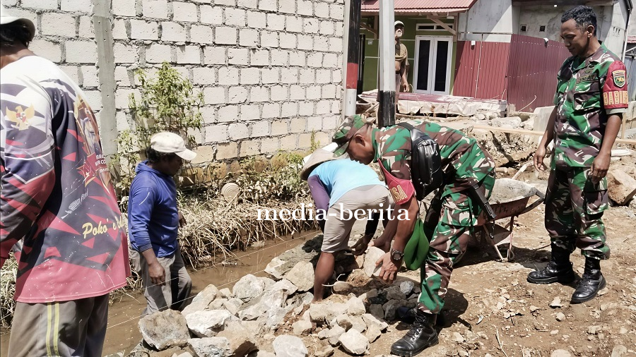 Babinsa Sentani Bantu Warga Bangun Talud Antisipasi Banjir di Kawasan Rawan
