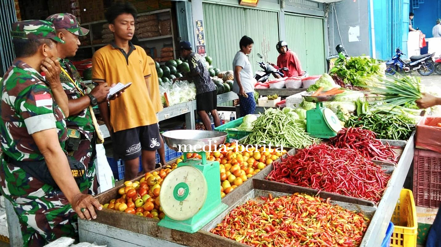 Selama Ramadhan, Babinsa Rutin Turun ke Pasar Pastikan Harga Sembako Stabil