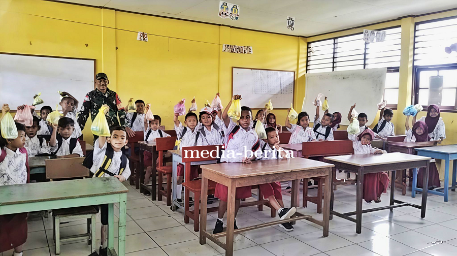 Babinsa Arso Dampingi Penyaluran 1.868 Porsi Program MBG