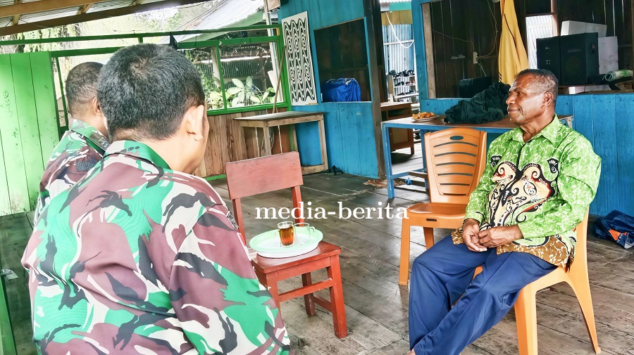 Jalin Kedekatan dengan Ondoafi, Babinsa Sentani Komit Jaga Kearifan Lokal