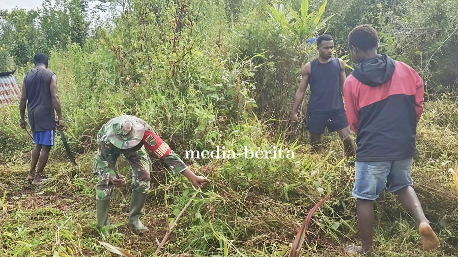 Kepedulian Babinsa Web, Ajak Warga Bersihkan Pemakaman Umum