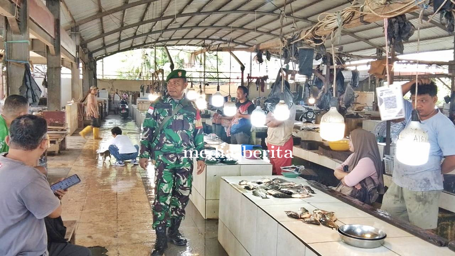 Stabil Pasca Lebaran, Babinsa Abepura Pantau Harga Sembako Pasar Regional Otonom