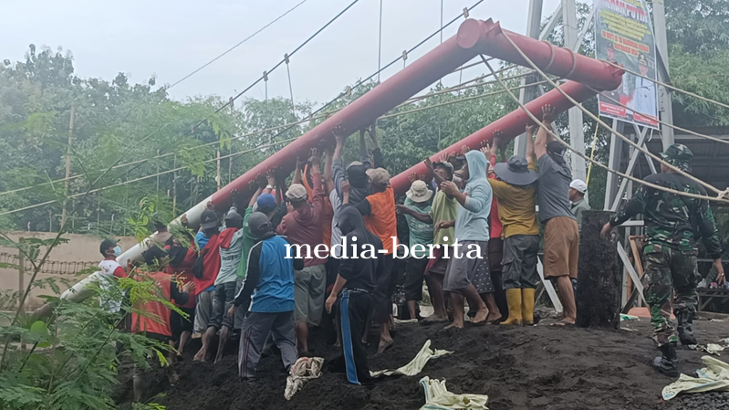 Dandim 0712 Tegal Turun Langsung Pendirian Tiang Pancang Jembatan Gantung Banjaragung 