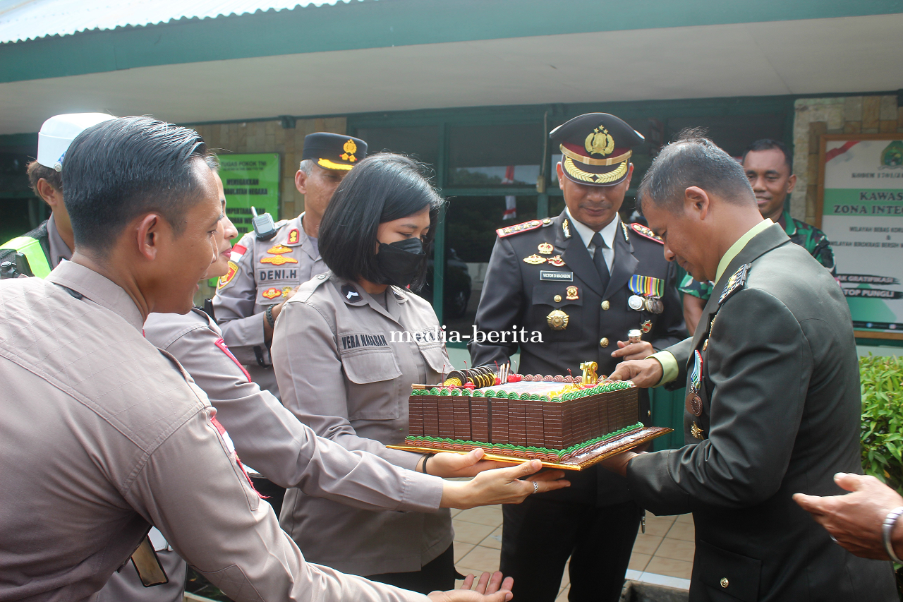 Polresta Jayapura Kota Serbu Kodim Jayapura Berikan Kejutan HUT TNI