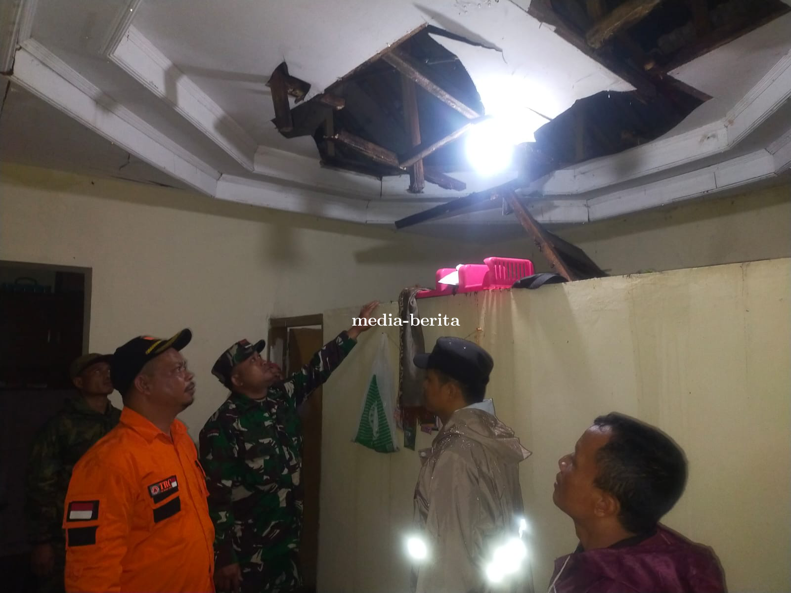 Gerak Cepat Babinsa Kodim Tegal Bantu Rumah Warga Tertimpa Pohon Tumbang 