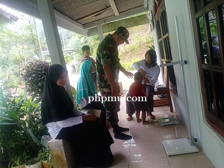 Babinsa mendampingi Bidan Posyandu Guna Cegah Stunting