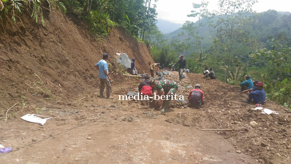 Perbaiki Jalan Makadam Pingit Lor