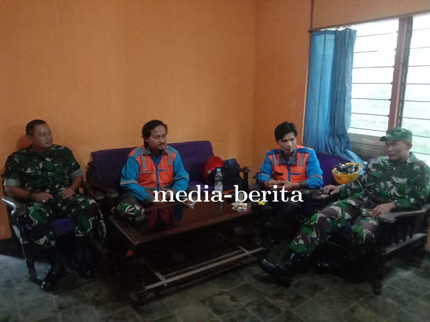 Babinsa Karangkobar Jalin Silaturahmi Dengan Pegawai PLN