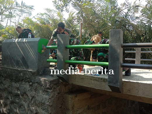 Jembatan Desa Sijenggung Di Cat oleh Program TMMD Reguler ke-120