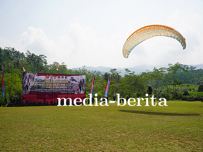 Penerjunan Paralayang Meriahkan TMMD Reguler ke-120 di Banjarnegara